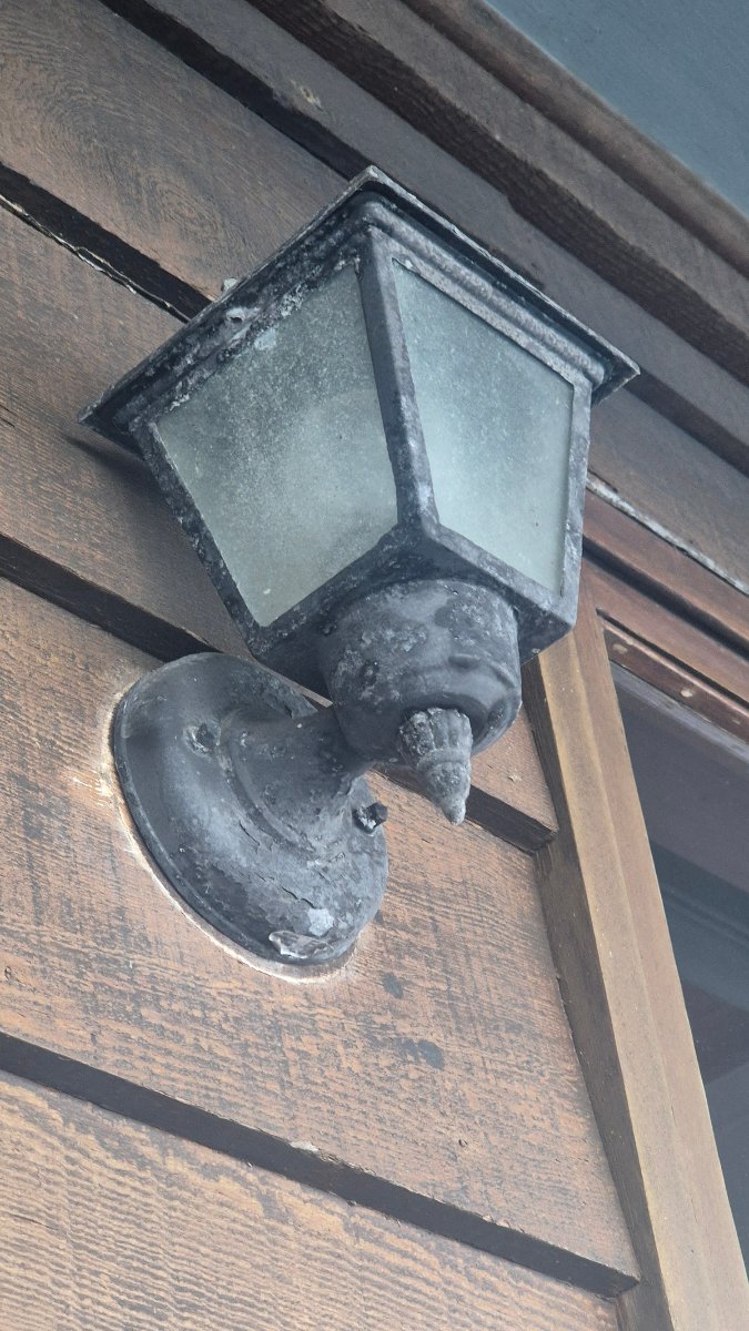 Vintage Outdoor Wall-Mounted Light